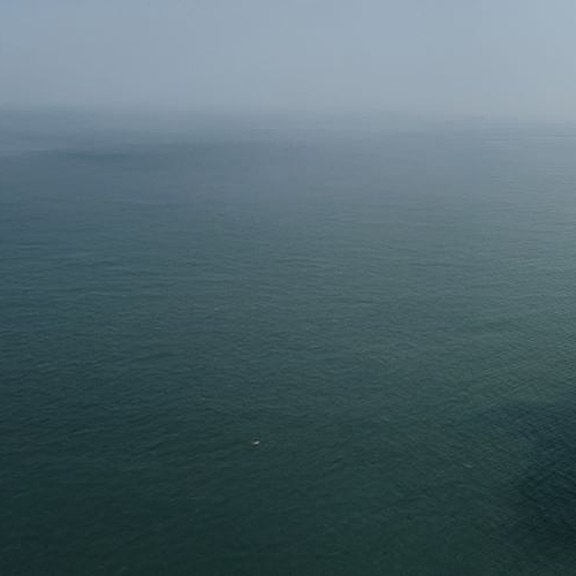 Luftbild des Hospitalschiffes Global Mercy™ auf See