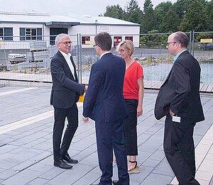 Hoher Besuch in Grünberg: Wirtschaftsminister Tarek Al-Wazir von Bender GmbH & Co. KG beeindruckt