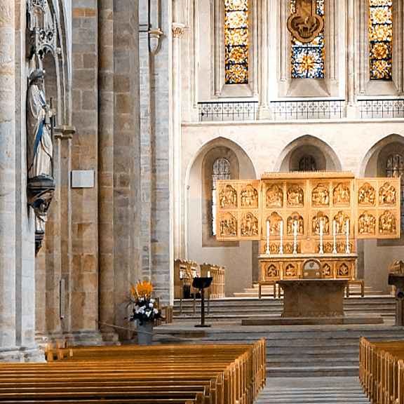 Innenraum Dom Osnabrück. Blick auf den Altar