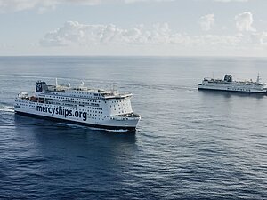 Zwei Schiffe von Mercy Ships auf dem Ozean