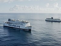 Zwei Schiffe von Mercy Ships auf dem Ozean