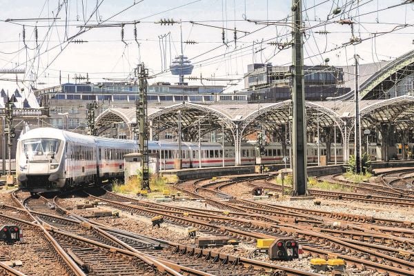 Zug fährt aus Bahnhof