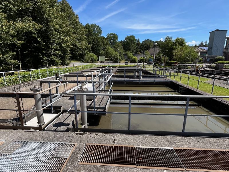 Bassin de décantation dans la station d'épuration de Meldorf